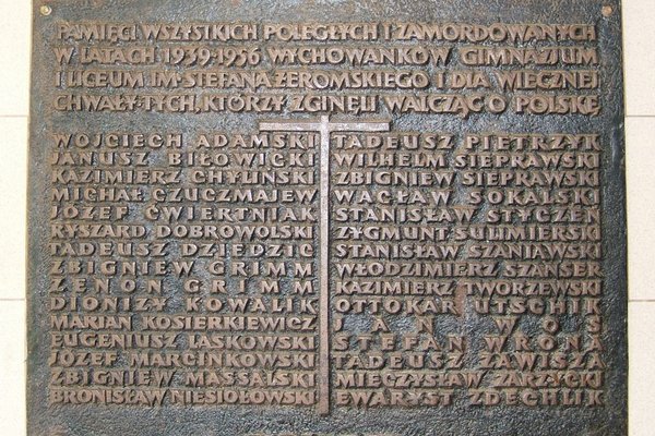 Kielce - ul. ks. Piotra Ściegiennego - Tablica poświęcona absolwentom i uczniom poległym i zamordowanym w latach 1939-1956
