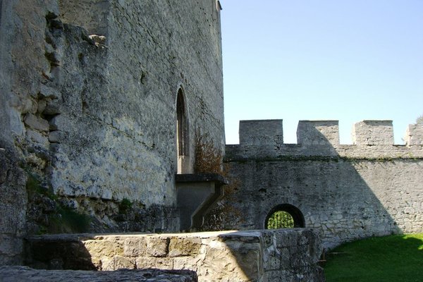 Zamek w Szydłowie - Zamek położony na skarpie wzniesienia opadającego ku dolinie rzeczki Ciekącej.Fot. Edyta Ruszkowska