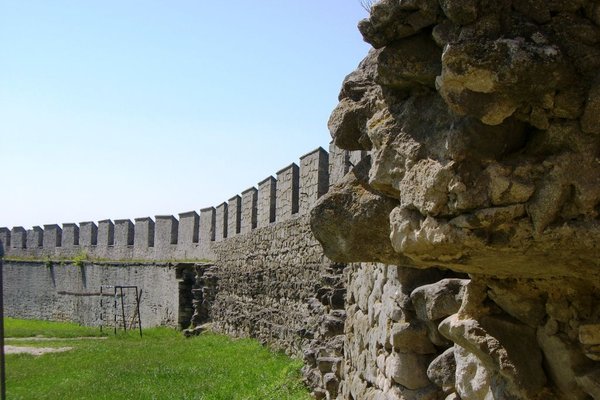 Zamek w Szydłowie - Mury obronne wokół zamku. Fot. Edyta Ruszkowska