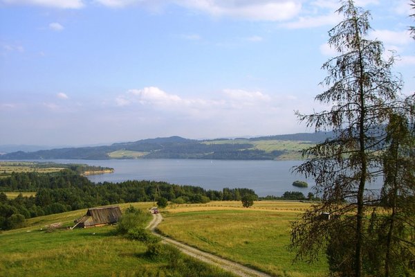 Widok ze wzgórza Hoborg w Pieninach na Jezioro Czorsztyńskie - Fot. Edyta Ruszkowska