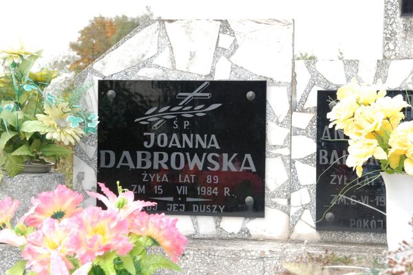 Grób rodziny Dąbrowskich w Grzymałkowie - Fot. Barbara Jankowska-Piróg