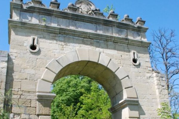 Dwór w Sancygniowie - XVI wieczna brama.