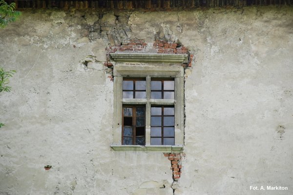 Dwór w Sancygniowie - Okno renesansowe w budynku przybramnym.