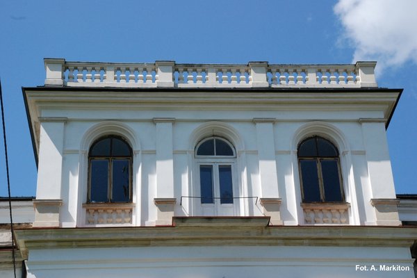 Dwór w Sancygniowie - Renesansowe detale elewacji (gzymsy, tralki, pilastry).