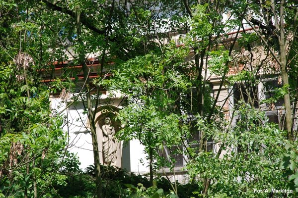 Dwór w Sancygniowie - Elewacja południowa dworu zdobiona rzeźbą we wnęce.