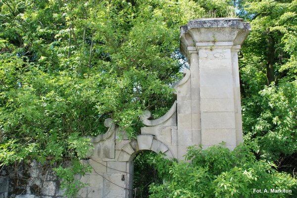 Dwór w Sancygniowie - Brama i furta prowadząca do ogrodu
