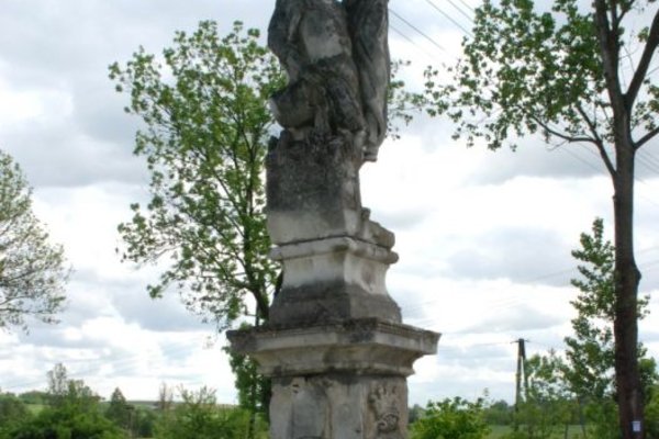 Dwór w Sancygniowie - Rzeźba przed dworem.