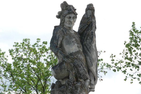 Dwór w Sancygniowie - Fragment rzeźby przed dworem.