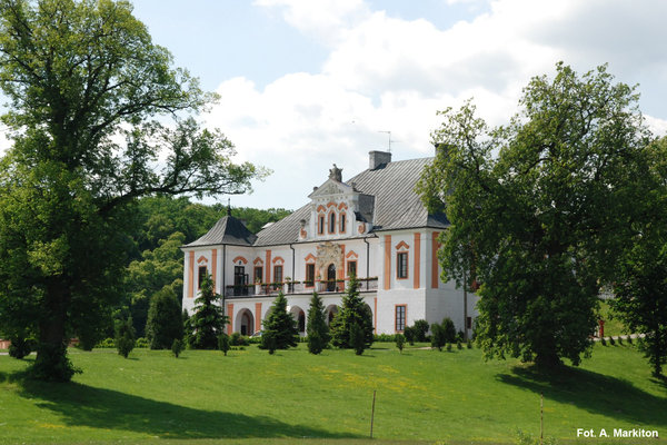 Pałac w Czyżowie Szlacheckim - Od frontu budynek piętrowy, a od ogrodu parterowy. 