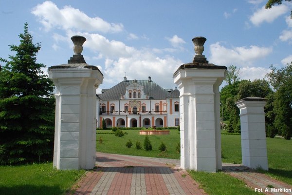 Pałac w Czyżowie Szlacheckim - Zachowane trzy słupki z bramy wjazdowej.