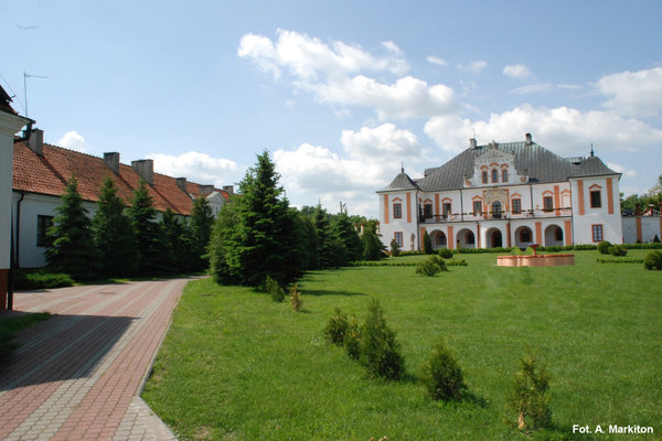 Pałac w Czyżowie Szlacheckim - Aleja prowadząca od bramy.