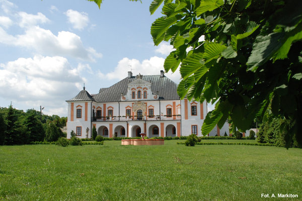 Pałac w Czyżowie Szlacheckim - Korpus główny o dachu czterospadowym.
