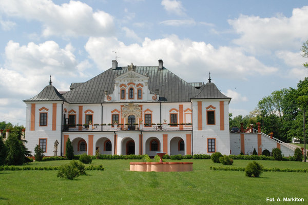 Pałac w Czyżowie Szlacheckim - W narożach korpusu głównego dwie wieże.