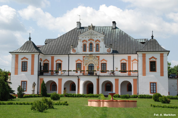 Pałac w Czyżowie Szlacheckim - W parterze podcień wysunięty przed lico elewacji.