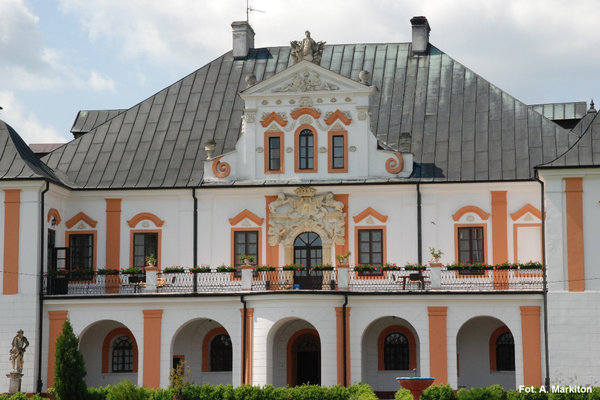 Pałac w Czyżowie Szlacheckim - Na piętrze balkon z murowanymi słupkami i żelazną balustradą z kratownicą rombową.