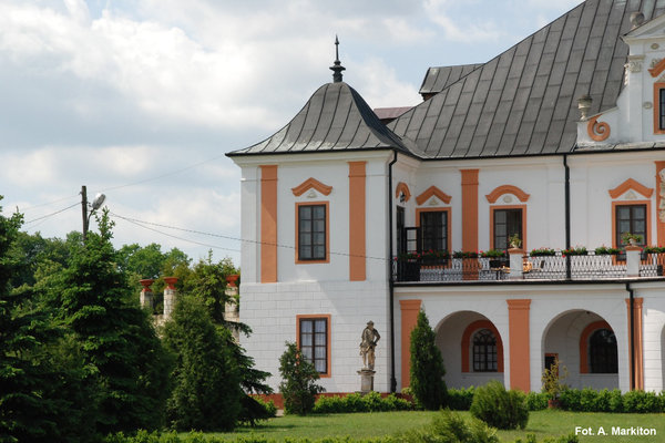 Pałac w Czyżowie Szlacheckim - Wieża przykryta blaszanym hełmem.