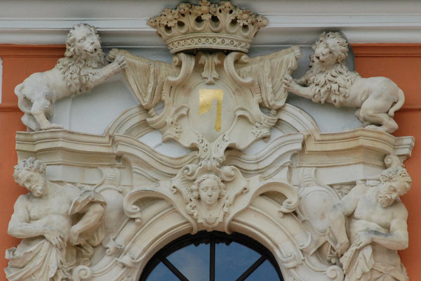 Pałac w Czyżowie Szlacheckim - Portal kamienny z bogatą dekoracją rzeźbiarską.