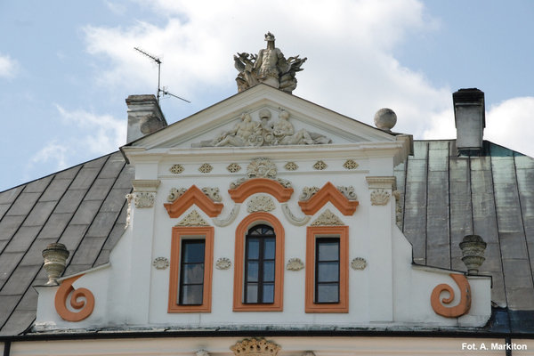 Pałac w Czyżowie Szlacheckim - Wystawka zwieńczona trójkątnym szczytem.