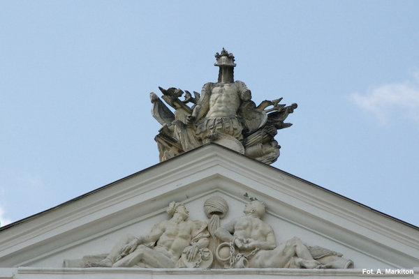 Pałac w Czyżowie Szlacheckim - W tympanonie figury przykutych do lawet niewolników.