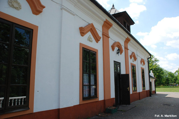Pałac w Czyżowie Szlacheckim - Ściana północna zdobiona pilastrami i prostokątnymi oknami z naczółkami.
