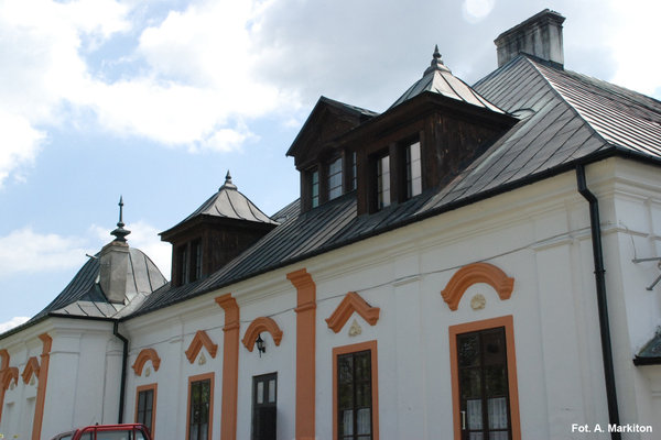 Pałac w Czyżowie Szlacheckim - Dach łamany z lukarnami.