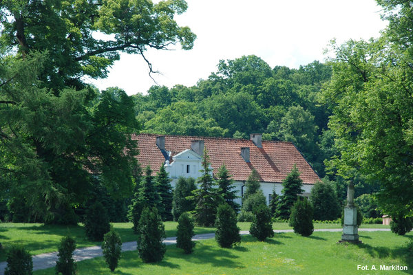 Pałac w Czyżowie Szlacheckim - Zabudowania gospodarcze wkomponowane w park.