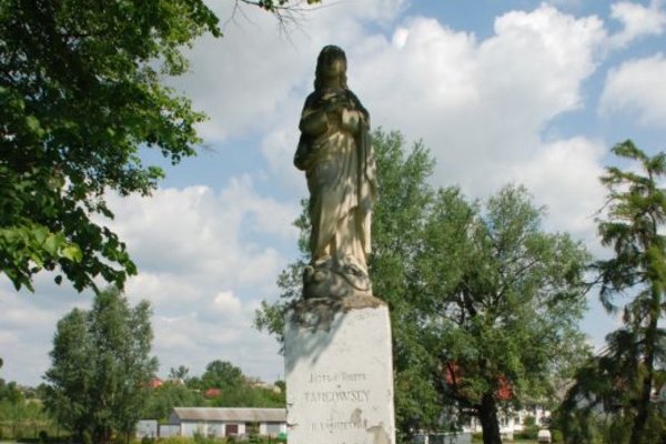 Pałac w Czyżowie Szlacheckim - Pomnik w parku.