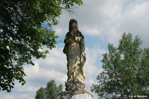 Pałac w Czyżowie Szlacheckim - Rzeźba na pomniku.