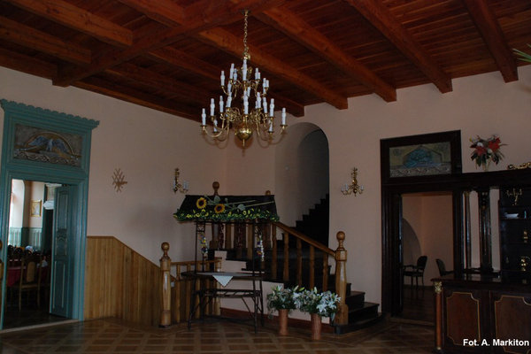 Pałac w Czyżowie Szlacheckim - Sień główna z klatkami schodowymi.