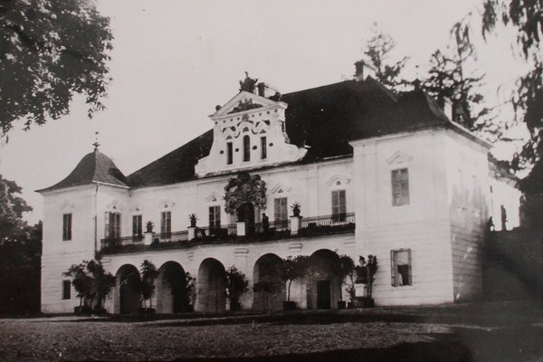 Pałac w Czyżowie Szlacheckim - Elewacja frontowa, lata ok. 1910 - 1914. Fot. z kroniki pałacu.