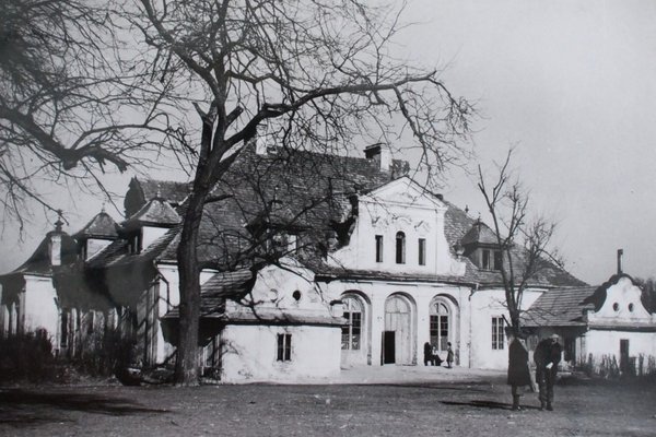 Pałac w Czyżowie Szlacheckim - Elewacja ogrodowa, rok 1949. Fot. z kroniki pałacu.