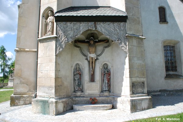 Kościół parafialny w Sancygniowie                          - Dekoracja elewacji pomiędzy przyporami.