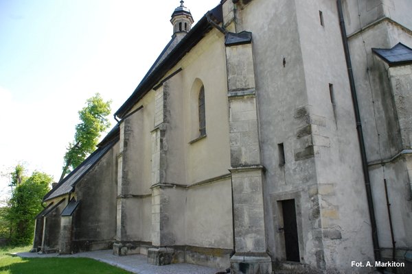 Kościół parafialny w Sancygniowie                          - Elewacja północna z pocienianymi przyporami.