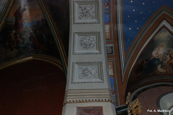Kościół parafialny w Sancygniowie                          - Kasetony z rozetami łuku tęczowego.