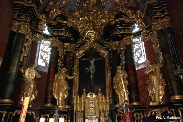 Kościół parafialny w Sancygniowie                          - Rokokowa dekoracja snycerska ołtarza głównego.