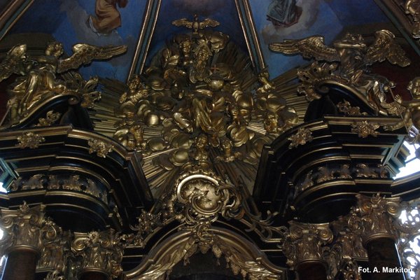 Kościół parafialny w Sancygniowie                          - Rokokowa dekoracja snycerska ołtarza głównego.