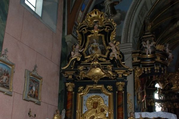 Kościół parafialny w Sancygniowie                          - Rokokowy ołtarz boczny.