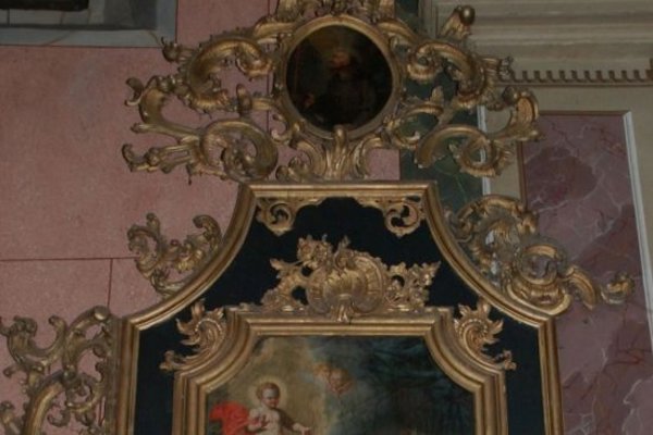 Kościół parafialny w Sancygniowie                          - Ołtarz na ścianie nawy głównej.