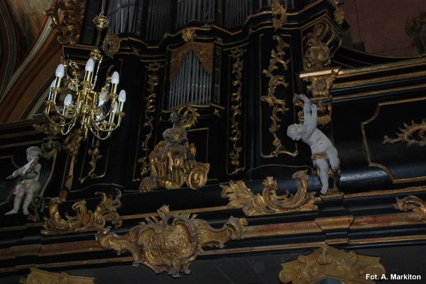 Kościół parafialny w Sancygniowie                          - Rokokowa dekoracja snycerska organów.