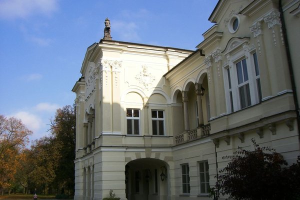Pałac w Górkach Klimontowskich - Wejście do pałacu. Fot. Edyta Ruszkowska