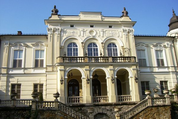 Pałac w Górkach Klimontowskich - Wejście do pałacu od strony parku. Fot. Edyta Ruszkowska