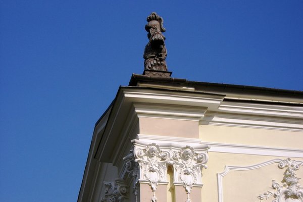 Pałac w Górkach Klimontowskich - Rzeźby zwieńczające dach pałacu. Fot. Edyta Ruszkowska