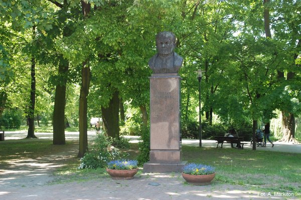 Pierwszy pomnik Stefana Żeromskiego