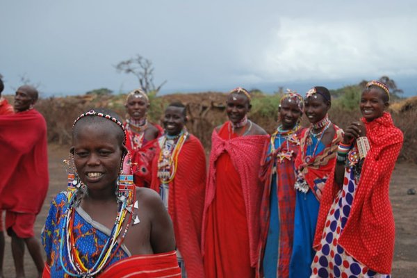 Kenia - Kobieta masajska po ślubie ma obowiązek zbudować chatę z błota, krowiego łajna i patyków. Fot. P.Stępień