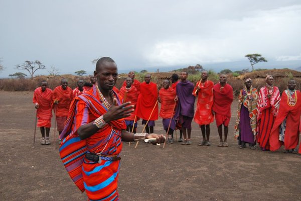Kenia - Wódz Masajów z resztą plemienia. Fot. Patryk Stępień