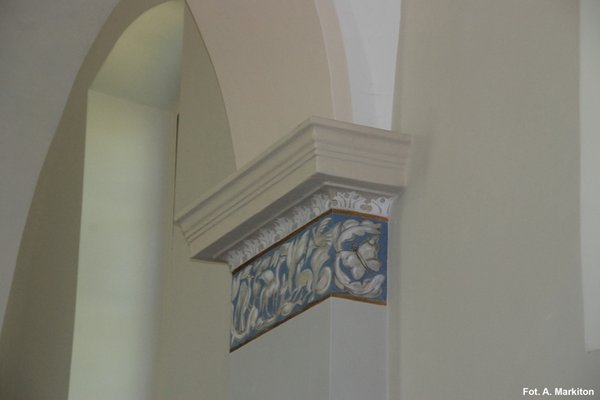 Kościół w Bielinach - Głowica pilastra podtrzymująca żebro sklepienia.