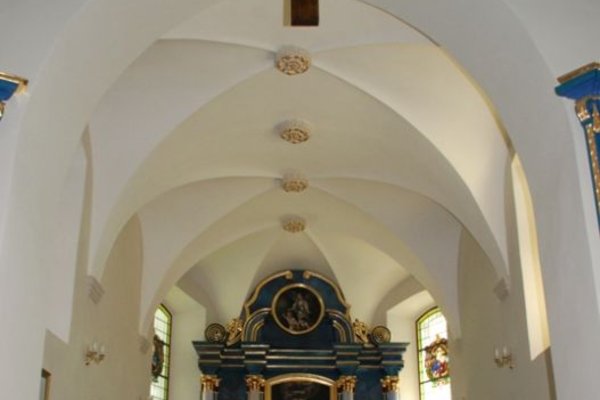 Kościół w Bielinach - Prezbiterium kościoła jest dwuprzęsłowe, zamknięte półkoliście.