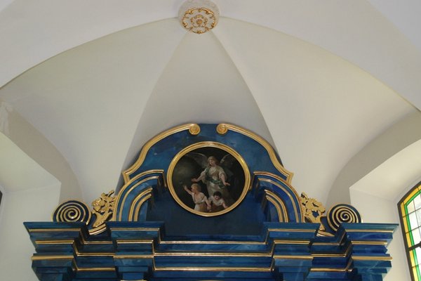 Kościół w Bielinach - Wykończenie ołtarza gzymsem wielokrotnym.