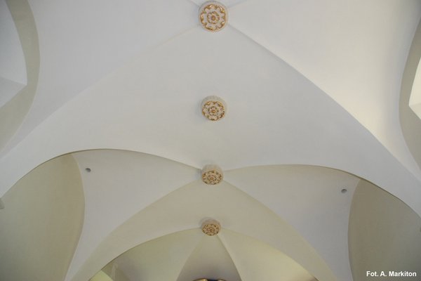 Kościół w Bielinach - Sklepienie kolebkowo – krzyżowe w prezbiterium.