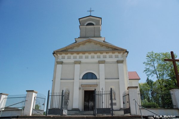 Kościół w Bielinach - Fasada zachodnia jest klasycystyczna, trójosiowa, rozczłonkowana pilastrami.